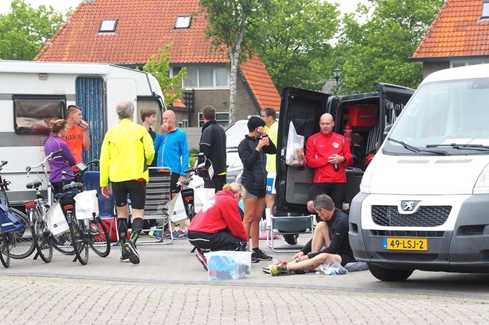 Noorder Rondrit Estafetteloop parkeerplaat met teams.