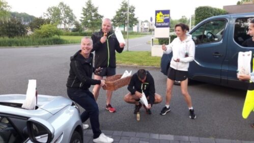 Noorder Rondrit Estafetteloop Loopgroep Run For Fun broodjes met team auto's.