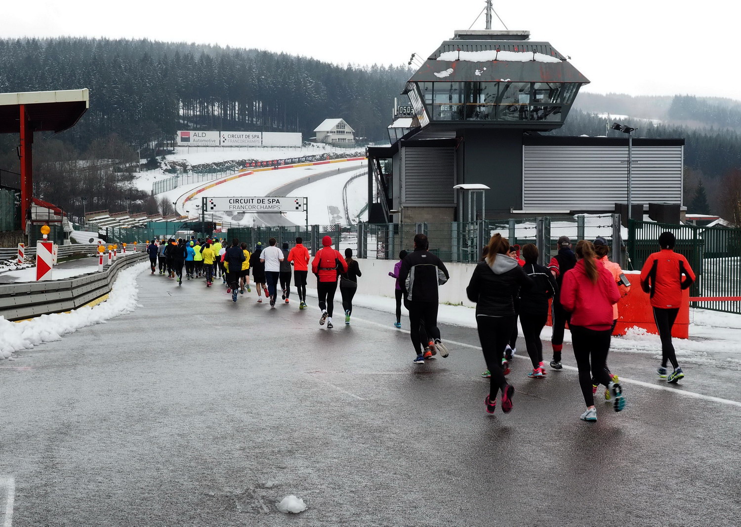 Hardlopers tijdens de Spa-Francorchamps Run 2017 op het uitdagende racecircuit in de Belgische Ardennen