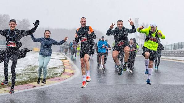 Hardlopers trotseren de winterse omstandigheden tijdens de Spa-Francorchamps Run 2026 op het besneeuwde circuit in de Ardennen.